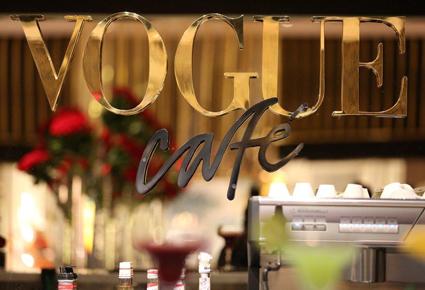 أسطورة كرة القدم ديديه دروغبا يشارك في إفتتاح Vogue Cafe في دبي مول